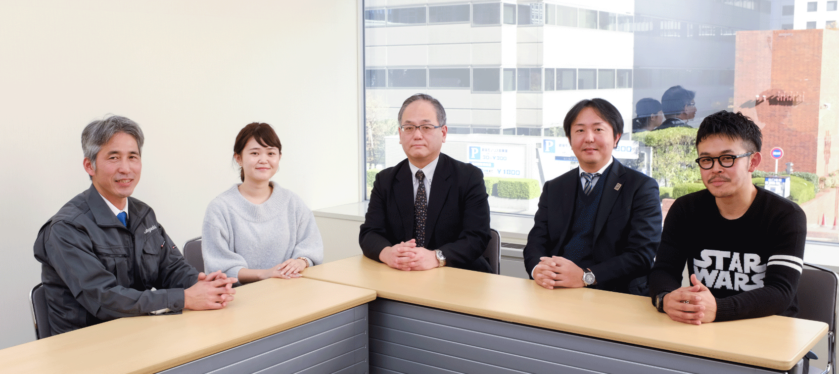 オフィス街に輝くクリスマスツリー、その知られざる舞台裏