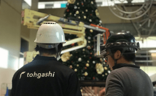 オフィス街に輝くクリスマスツリー、その知られざる舞台裏