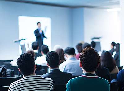 【例文あり】講演会・研修会で役立つ司会進行と台本作成のコツ