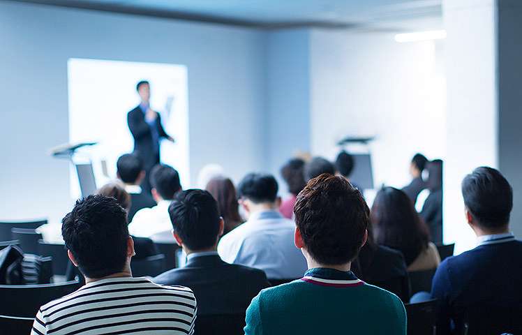 【例文あり】講演会・研修会で役立つ司会進行と台本作成のコツ